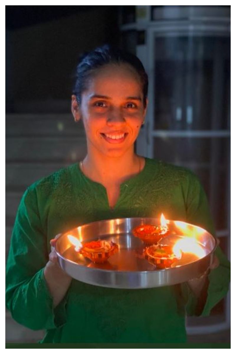 প্রধানমন্ত্রীর উদ্যোগকে সমর্থন জানিয় সুন্দর করে প্রদীপ জ্বালিয়ে ছবি শেয়ার করেছেন ভারতীয় শাটলার সাইনা নেহওয়াল।