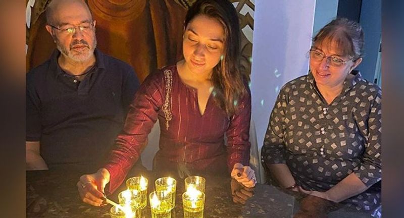 तमन्ना भाटिया ने मम्मी-पापा के साथ दीए जलाए।
