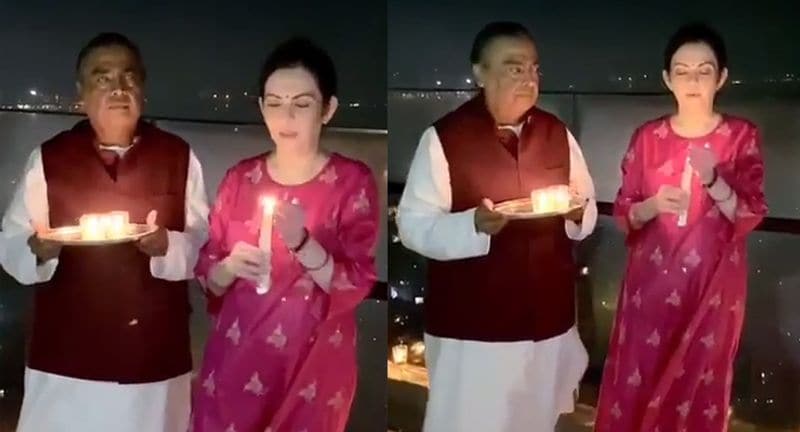 मुकेश अंबानी ने एंटीलिया की छत पर पत्नी नीता अंबानी के साथ दीया और मोमबत्ती जलाई।