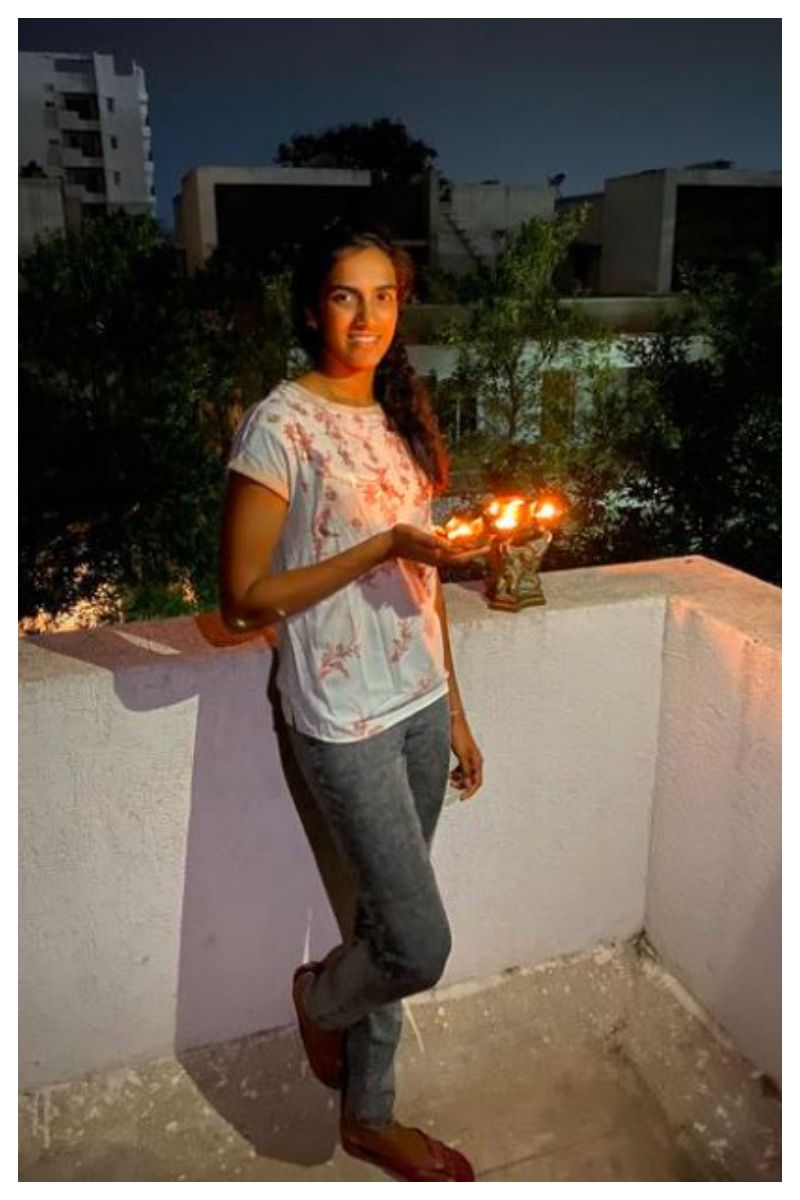 প্রদীপ জ্বালানোর ছবি শেয়ার করে সকলকে একসঙ্গে কোভিড ১৯ ভাইরাসের বিরুদ্ধে লড়াইয়ের ডাক দিয়েছেন শাটলার পি ভি সিন্ধু।
