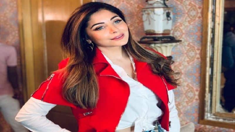 actress kanika kapoor cure in corono and discharged