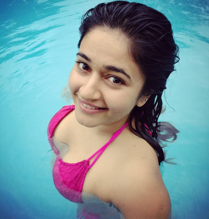 பார்த்தாலே கண்கள் கூசும் அளவிற்கு படு கிளாமரான போட்டோக்களை தனது இன்ஸ்டாகிராமில் பதிவேற்றி வருகிறார். 