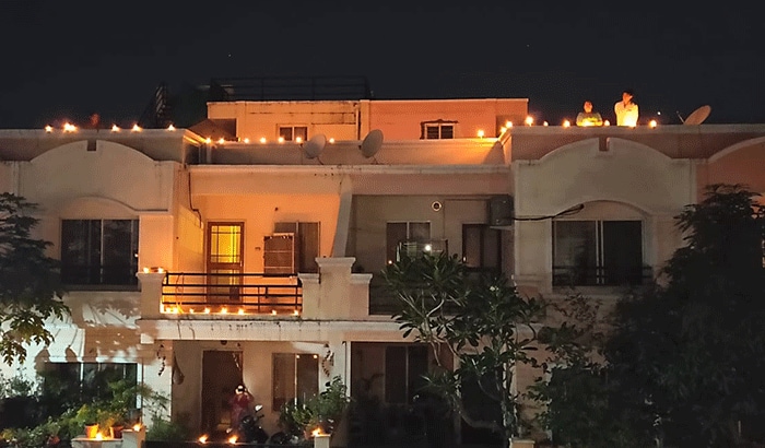 यह तस्वीर भोपाल की है। जहां लोग अपनी छतों पर दिए जलाने के लिए पहंचे थे।