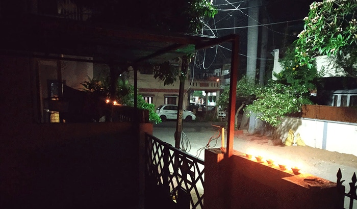 यह तस्वीर भी इदौर शहर की है। बता दें कि मध्य प्रदेश में इंदौर शहर में सबसे ज्यादा कोरोना के मरीज पाए गए हैं। यहां करीब अभी तक 135 लोग कोरोना से सक्रंमित हो गए हैं।