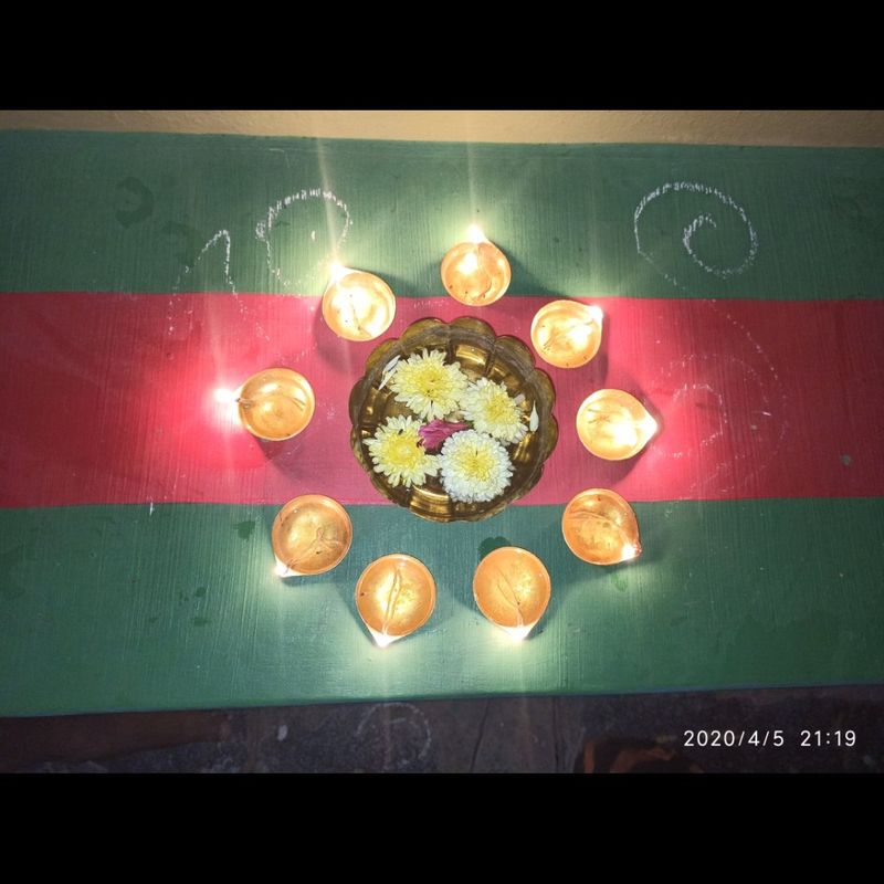 আলো বা প্রদীপ- নিয়মিত সকালে এবং সন্ধ্যাবেলা বাড়িতে প্রদীপ বা ধূপ দেওয়ার পরামর্শ দেন বাস্তু বিশেষজ্ঞরা। এতে করে আপনার গৃহস্থের বাস্তু শুদ্ধ থাকে এবং নেগেটিভ শক্তি বা কুনজরের হাত থেকেও বাস্তু সুরক্ষিত থাকে।