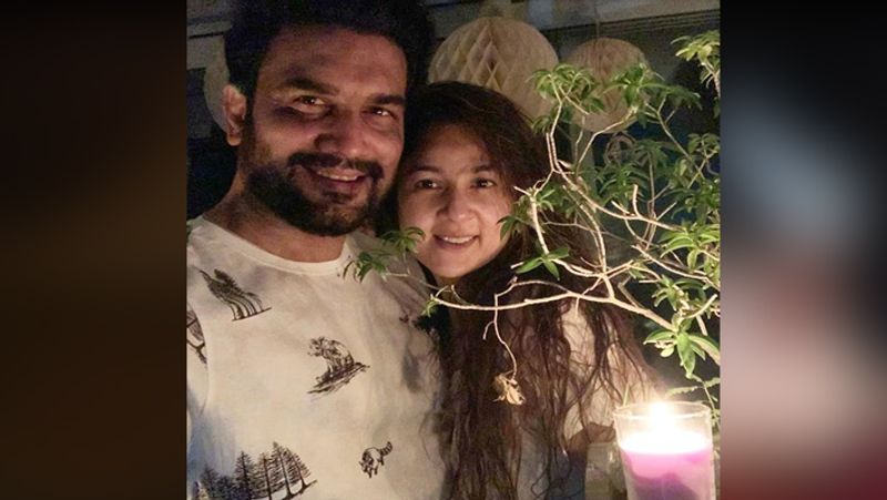 शरद केलकर ने पत्नी के साथ जलाया दीया।