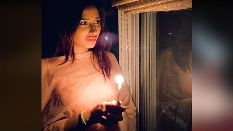 हाथ में दीया लिए दिखीं माहिरा शर्मा।
