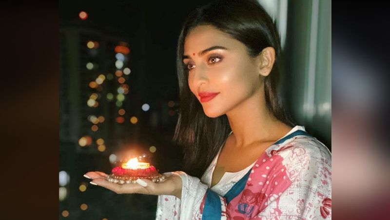 क्रिस्टल डीसूजा ने भी जलाया दीया।