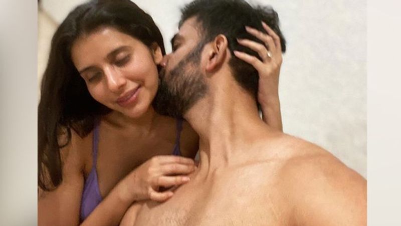 चारू ने एक इंटरव्यू में कहा- आजकल लोग बहुत निगेटिव बातें कर रहे हैं। मैं बस इस बात का ख्याल रखती हूं कि लोगों के ऐसे कमेंट्स हमारा दिन ना खराब करे।