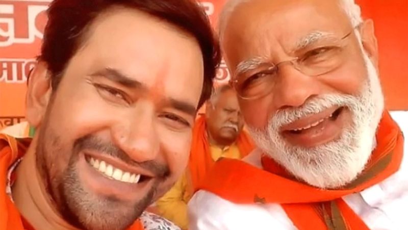इससे पहले भोजपुरी सुपरस्टार निरहुआ ने अपनी एक महीने की कमाई देने की घोषणा की थी। उन्होंने कहा कि वह जितना भी एक फिल्म से कमाते हैं, वो सारी राशि पीएम रिलीफ फंड में देंगे।