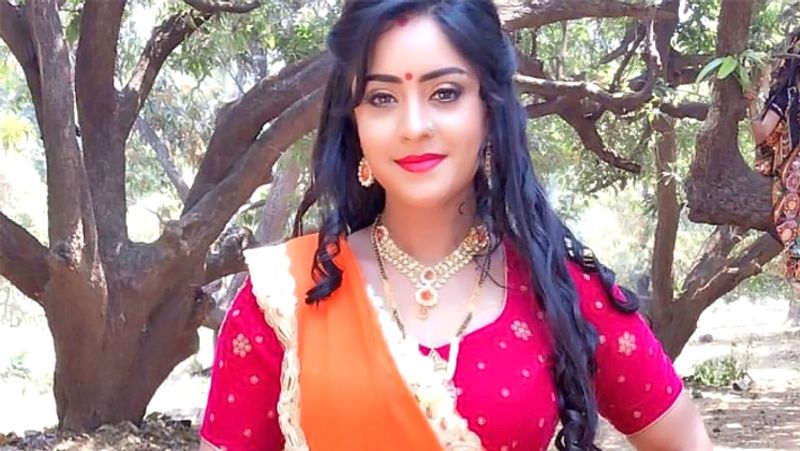 भोजपुरी एक्ट्रेस शुभी शर्मा ने बिहार उत्तर प्रदेश के 20 गांव में कम्पनी फेयर डील के माध्यम से मास्क , सेनेटाइजर और भोजन पैकेट का वितरण कराया है।