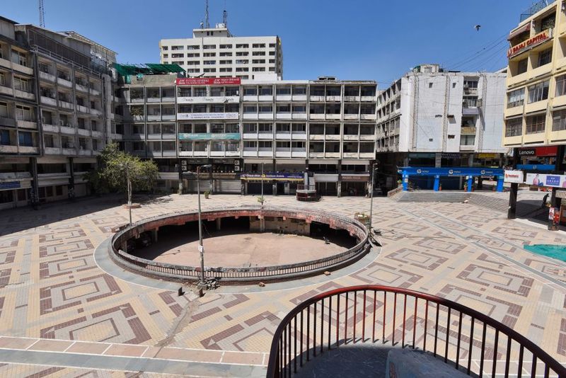 लेकिन इस स्थिति में सरकार के सामने चुनौती है कि अगर लॉकडाउन खत्म होने के बाद लाखों की संख्या में लोग घरों से बाहर आएंगे। ऐसे में इन्हें नियंत्रित किस तरह से किया जाएगा। अभी इसके लिए सरकार नीतियां बनाने में जुटी है।