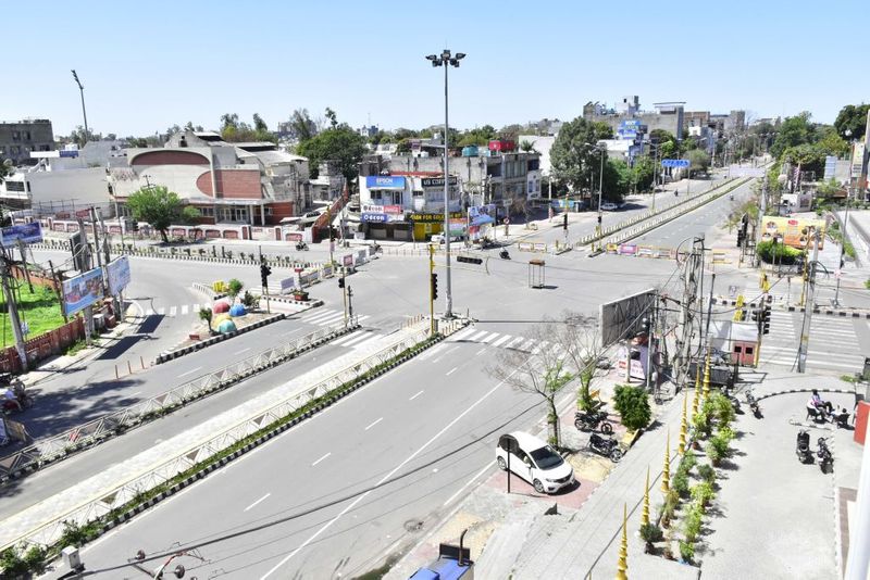 15 अप्रैल से ट्रेन सेवा शुरू होगी या नहीं, इस पर संशय बना हुआ है। दरअसल, रेलवे ने अपने कर्मचारियों को 15 अप्रैल तक लौटने के लिए कहा है। कुछ कर्मचारी तो काम पर लौट भी गए हैं। ऐसे में रेलवे कुछ ट्रेनें शुरू कर सकती है। लेकिन दूसरी ओर हवाई सेवाओं ने 30 अप्रैल तक टिकट बुकिंग पर रोक लगाई है। ऐसे में यह साफ है कि उड़ानें 30 अप्रैल तक बंद रहेंगी।