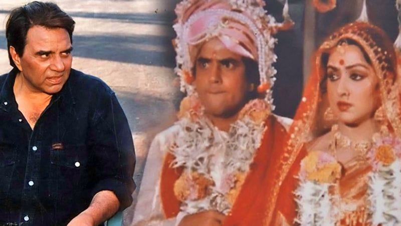 যদিও হেমাও তখন ধর্মেন্দ্রর সঙ্গে সম্পর্কে ছিলেন। কিন্তু তখনও তারা বিয়ের সিদ্ধান্ত নেননি। যাক ফলে তড়িঘড়ি করে বিয়ের পিঁড়িতেও বসেন। কিন্তু বিয়ের ঠিক আগে সেখানে হাজির হন ধর্মেন্দ্র। তারপর সেই বিয়ে আর হয় না। জিতেন্দ্রর থেকে সময় চেয়ে বিয়ের পিঁড়ি থেকে উঠে যান হেমা। তারপরই তাকে বিয়ে না করার সিদ্ধান্ত নেন এবং পরে ধর্মেন্দ্রকে বিয়ে করেন।