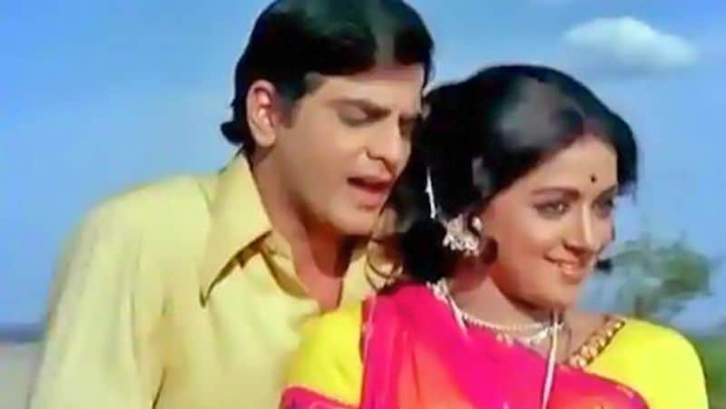 সবার প্রথমেই উঠে আসে বলিউডের ড্রিম গার্ল হেমা মালিনীর নাম। শোভা কাপুরের সঙ্গে বিয়ে নিয়ে যখন টালমাটাল অবস্থা সেই সময়েই হেমার সঙ্গে সম্পর্কে জড়ান জিতেন্দ্র।