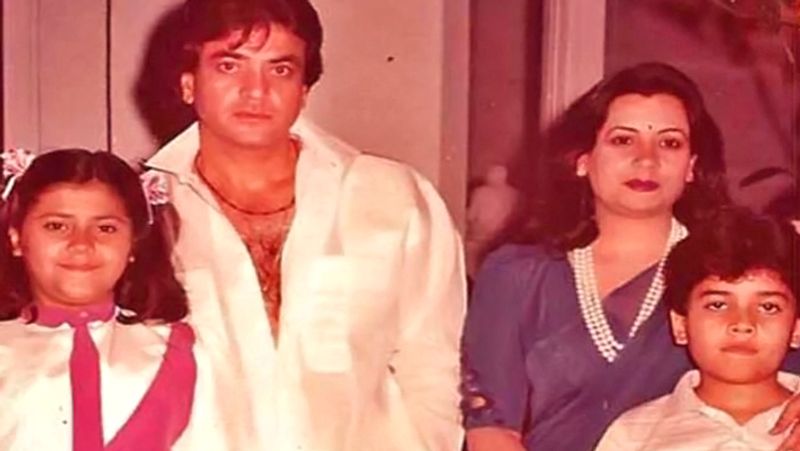 খুব ছোটবেলা থেকেই শোভা কাপুরের সঙ্গে সম্পর্ক জিতেন্দ্রর। বয়স তখন ১৪। জিতেন্দ্র যখন বলিউডে নিজের জায়গা তৈরি করতে শুরু করেন, সেই সময় ব্রিটিশ এয়ারওয়েজে কাজ করতেন শোভা। এরই মাঝে বিয়ের দিন ঠিক হলে, ভারতে ফিরে আসেন শোভা। তবে সাতপাকে বাঁধা পড়ার আগেই মৃত্যু হয় জিতেন্দ্রর বাবার। ফলে নিজের সখের চাকরি ছেড়ে শোভা মিসেস কাপুর হবেন বলে সংসারে মন দেন