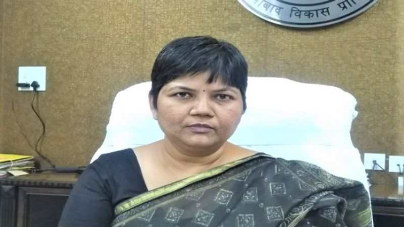 इस महिला अधिकारी का नाम है कंचन वर्मा। वर्मा। कंचन 2005 बैच की आईएएस ऑफिसर हैं। इनकी पहचान युपी में एक तेज तर्रार और समाज विकास के लिए सजग रहनें वाली आधिकारी की है। लोग इनकी ईमानदारी और कार्यशैली के कायल है।
