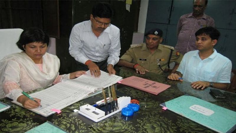 निरिक्षण के दौरान उन्होंने साढ़े तीन सौ से अधिक शिक्षकों के खिलाफ एडवाइजरी जारी की थी। कंचन ने हमेशा अपनें विभागीय जम्मेदारी के अलग हटकर जन जागरूकता के लिए काम किये।