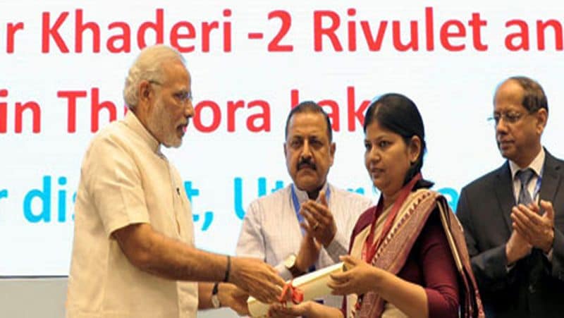 सिविल सर्विस डे के मौके उनहे पीएम मोदी द्वारा यह पुरस्कार दिया गया था। इसके अलावा पीएम मोदी के ईमानदार आईएएस अफसरों की लिस्ट में कंचन वर्मा का भी नाम है।