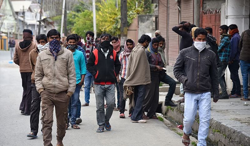 सोशल डिस्टेंसिंग का ठीक से पालन न करने से ही कोरोना का फैलाव हुआ है।