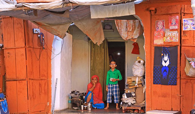 घर के बाहर बैठी महिला..शायद इसी आस में है कि जल्द सबकुछ अच्छा हो जाए।