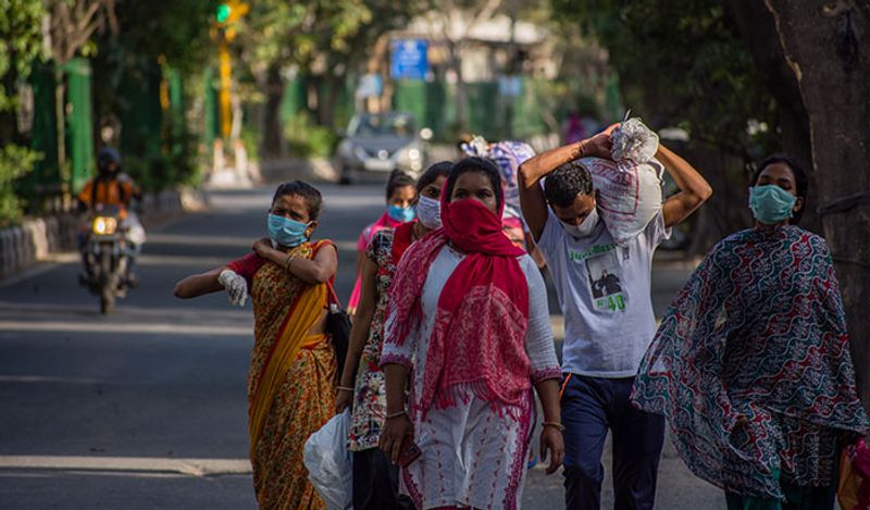 लॉक डाउन के बाद दिहाड़ी मजदूरों को बड़ी संख्या में पैदल ही अपने घरों की ओर निकलते देखा गया था।