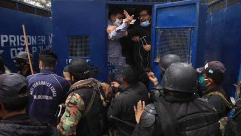मुख्यमंत्री निवास में घुसने की कोशिश करने पर पुलिस ने डॉक्टर्स पर लाठियों का भी इस्तेमाल किया। एक वरिष्ठ पुलिस अधिकारी अब्दुल रज्जाक चीमा ने कहा कि हमने कानून तोड़ने के लिए 53 डॉक्टरों को हिरासत में लिया है।