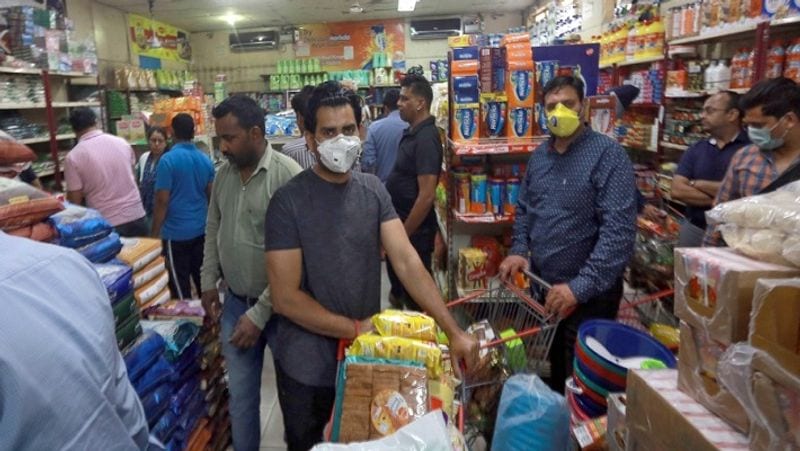 বিভিন্ন সমীক্ষা বলছে শীতাতপ নিয়ন্ত্রিত দোকানগুলিতে বদ্ধ বাতাসে ঘুরে বেড়ায় ক্ষুদ্রাতিক্ষুদ্র এয়ারবোন পার্টিকলস। যা ক্রেতা বিক্রেতা উভয়ের শরীরেই খুব সহজে প্রবেশ করতে পারে। যার ফলে হাঁচি, কাশি, সর্দির মত রোগগুলির সৃষ্টি।