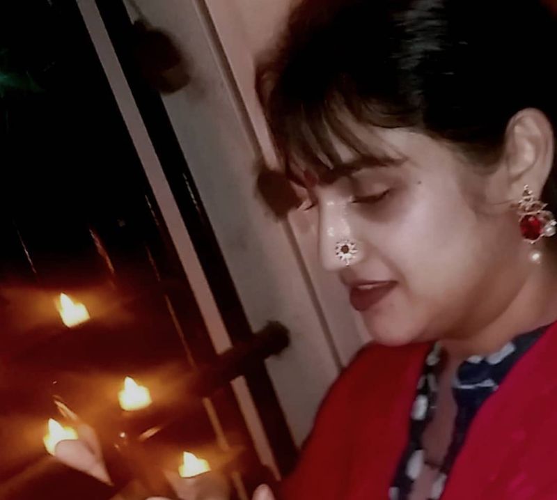 வனிதாவை திருமணம் செய்து கொள்ள போகும் நபர் பெயர் பீட்டர் பால் என்றும், அவர் ஒரு பிலிம் மேக்கர் என தெரிவித்துள்ளார். தற்போது பெரிய ப்ரொஜெக்ட்டில் வேலை செய்து வருவதாகவும், அந்த ப்ரொஜெக்ட்டில் தானும் ஒரு அங்கமாக இருப்பதாக வனிதா தெரிவித்துள்ளார். தன்னுடைய யூ டியூப் சேனல் துவங்க நிறைய உதவிகள் செய்துள்ளார். பாலிவுட், ஹாலிவுட், என வேலை செய்து வருவதாகவும் தெரிவித்துள்ளார்.
