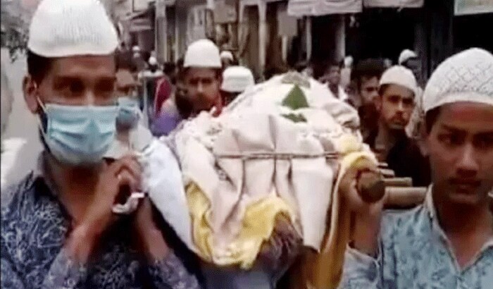 ऐसा ही गंगा तहजीब का एक मामला कुछ दिन पहले यूपी के बुलंदशहर शहर देखने को मिला था। जहां यहां हिंदू शख्स की मौत होने पर उसके अंतिम संस्कार के लिए न सिर्फ मुस्लिम पड़ोसी आगे आए बल्कि हिंदू संस्कारों के अनुसार अंतिम संस्कार भी कराया। इतना ही नहीं उन्होंने शव यात्रा के दौरान सभी राम नाम का जप भी करते नजर आए।