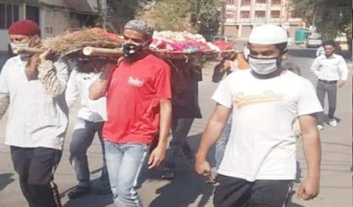 सोशल मीडिया पर शवयात्रा का यह वीडियो वायरल हो रहा है। वहीं लोग फेसबुक पर इस तरह के कमेंट्स भी लिख रहे हैं। एक यूजर ने लिखा- कौन कहता है कि देश के लोगों के बीच एकता नहीं है, अगर इसकी मिसाल देखनी हो तो लोगों को इंदौर की यह खबर पढ़ लेना चाहिए।