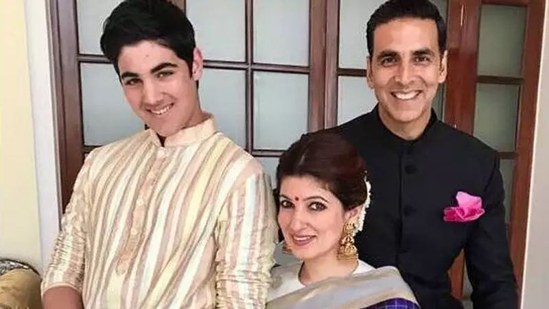 अक्षय ने बताया था- जब मैं सात-आठ साल का था तब मैंने अपने पास बैठे लड़के को बोला था कि यार मुझे इस टीचर से प्यार हो गया है। मुझे इनसे शादी करनी है। इसमें कोई गलती नहीं थी। होता है। स्कूल के दिनों में आप टीचर से प्यार कर बैठते हैं।