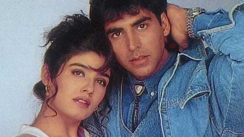 रवीना टंडन और अक्षय ने फिल्म 'मोहरा' (1994) में साथ काम किया। साथ काम करते-करते दोनों करीब आ गए। दोनों की नजदीकियां इतनी ज्यादा बढ़ गई थी कि अक्षय ने रवीना के साथ सगाई तक कर ली थी। ये बात खुद रवीना ने एक इंटरव्यू में कही थी। लेकिन ये रिश्ता भी ज्यादा दिन नहीं चल पाया और दोनों में ब्रेकअप हो गया। अक्षय से ब्रेकअप के बाद रवीना डिप्रेशन में चली गई थीं।