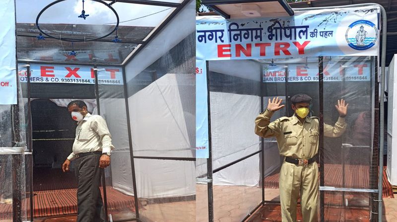 भोपाल में कोरोना संक्रमण से बचने के लिए फुल बॉडी सैनिटाइजर टनल का इस्तेमाल किया जा रहा है। इसके अंदर जाने पर यह पूरी बॉडी को कुछ ही सेकंड्स में सैनेटाइज कर देता है।