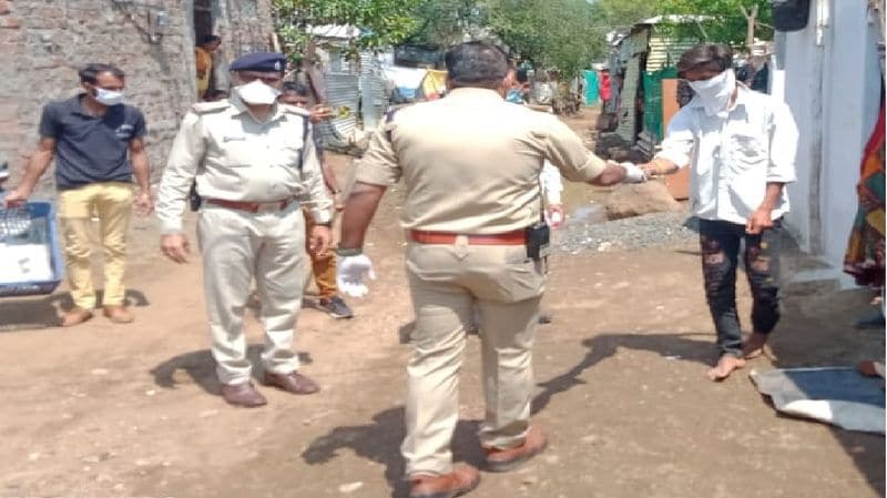 पुलिस पर हमला करने के बाद से आरोपी फरार हो गए। पुलिस ने आरोपियों पर हत्या की कोशिश और शासकीय कार्य में बाधा डालने का मामला दर्ज किया है।