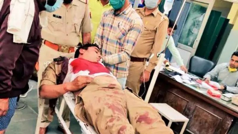 पुलिस के मुताबिक, इतवारा इलाके में 20 युवकों का झुंड घूम रहा था। पुलिस ने उन्हें समझाने की कोशिश की। इतने में ही विवाद बढ़ा और भीड़ में शामिल बदमाश शाहिद कबूतर और मोहसिन कचौड़ी ने उनपर चाकू से हमला कर दिया।