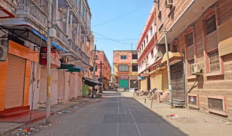 শুধু এইভাবে থার্মাল স্ক্রিনিং বা করোনাভাইরাস পরীক্ষা চালানোই নয়, এর পাশাপাশি, জেলা প্রশাসন শহরের প্রতিটি এলাকা জীবাণুমুক্ত করেছে। কন্টেনমেন্ট অঞ্চল, অর্থাৎ যেসব জায়গা থেকে অন্তত ১৪ দিনের জন্য কাউকে ঢুকতে বা বের হতে দেওয়া হবে না এবং বাফার অঞ্চল অর্থাৎ যেসব জায়গায় অত্যন্ত দ্রুত হারে ভাইরাসটি ছড়াচ্ছে, এইসব চিহ্নিত এলাকগুলি থেকে শুরু করে যে যে জায়গায় করোনা পজিটিভদের সন্ধান পাওয়া গিয়েছে, সেই সমস্ত এলাকা জীবানুমুক্ত করা হয়। একই কাজ করা হয়, সমস্ত অ্যাম্বুল্যান্স, পুলিশের গাড়ি, স্ক্রিনিং সেন্টার, কোয়ারেন্টাইন সেন্টার, কালেক্টরেট, থানা এবং অন্যান্য জনপরিষেবার অফিসগুলি।