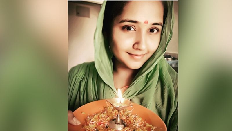 काजल राघवानी ने भी जलाया दिया और लोगों से भी की थी अपील।
