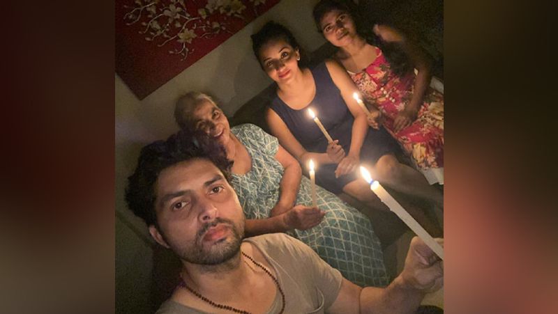 मोनालिसा ने इंस्टाग्राम पर दीए जालते वक्त की फोटोज शेयर की है। सोशल मीडिया पर शेयर की गई फोटोज में देखने के लिए मिल रहा है। वो पति और सास के साथ दीए जला रही हैं। इसे शेयर करने के साथ ही एक्ट्रेस ने कैप्शन में लिखा, 'कोरोना के खिलाफ जंग में मैं खड़ी हूं।'