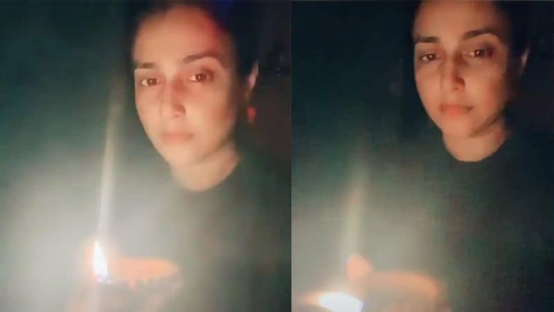 दिया जलाए पाखी हेगड़े।