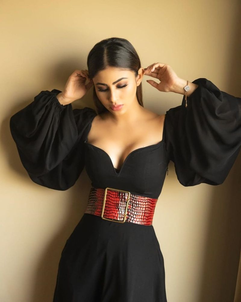 actress mouniroy  Stay abroad for 2 months with 4 day clothes!