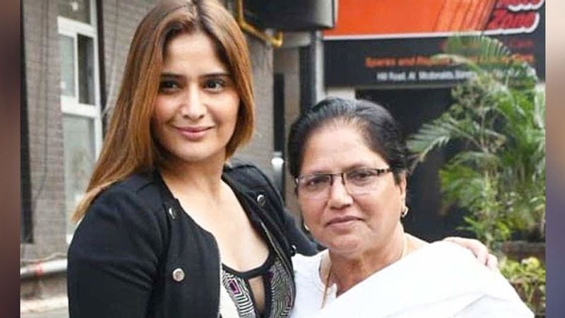 मैं काम करके थक जाती हूं और रोने लगती हूं। मगर इसमें कुछ गलत नहीं है। उन्होंने सलाह दी कि आप किसी से बात कर लें तो मन हल्का हो जाएगा। वर्कआउट करें आपको बेहतर महसूस होगा।