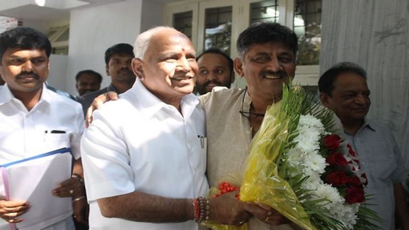 ಕೆಪಿಸಿಸಿ ಅಧ್ಯಕ್ಷರಾಗಿ ಅಧಿಕಾರ ಸ್ವೀಕರಿಸುವ ಕಾರ್ಯಕ್ರಮಕ್ಕೆ ರಾಜ್ಯ ಸರ್ಕಾರ ಅನುಮತಿ ನಿರಾಕರಿಸಿತ್ತು. ಇದು ಭಾರೀ ಆಕ್ರೋಶಕ್ಕೆ ಕಾರಣವಾಗುತ್ತಿದ್ದಂತೆಯೇ ಖುದ್ದು ಸಿಎಂ ಬಿಎಸ್ ಯಡಿಯೂರಪ್ಪ ಅವರು ಡಿಕೆ ಶಿವಕುಮಾರ್ಗೆ ದೂರವಾಣಿ ಕರೆ ಮಾಡಿ ಪದಗ್ರಹಣ ಫಂಕ್ಷನ್ ಮಾಡಿಕೊಳ್ಳುವಂತೆ ಹೇಳಿದ್ದರು.