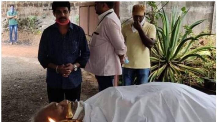 comedy actor sasi kaling funeral photo goes viral comedy actor sasi kaling funeral photo goes viral