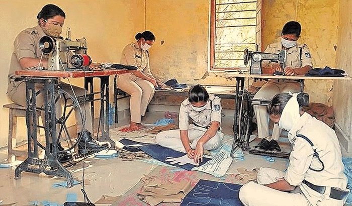 female constables made 2000 masks and 450 globs in 10 days kpr female constables made 2000 masks and 450 globs in 10 days kpr