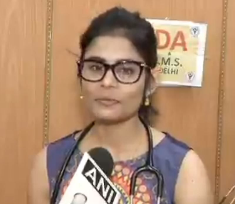 परिवार से बात करने में डर लगता हैः दिल्ली का एम्स लगातार कोरोना वायरस मरीजों के इलाज में लगा हुआ है। सीनियर तो सीनियर, यहां के जूनियर डॉक्टर्स दिन-रात एक कर मरीजों को ठीक करने की कोशिश में हैं। खुद अपने परिवार से बात करने का वक्त नहीं है मगर मरीजों की खबर जरूर लेते रहते हैं।