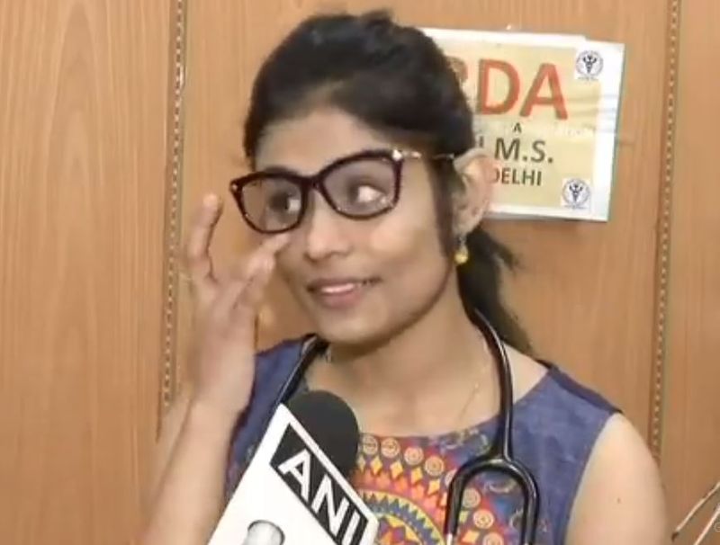 डॉ. अम्बिका AIIMS के COVID-19 ट्रीटमेंट वार्ड में तैनात हैं। बात करते-करते उनका गला रुंध जाता है। डॉ. अम्बिका कहती हैं, 'जब आप अपने घरवालों से बात करते हैं तो आपको भी डर होता है क्योंकि दोनों तरफ से कभी कुछ भी हो सकता है। हो सकता है वो बीमार पड़ जाएं और आप उनकी केयर ना कर पाएं। उस बात का गिल्ट आप कभी बर्दाश्त नहीं कर सकते।'