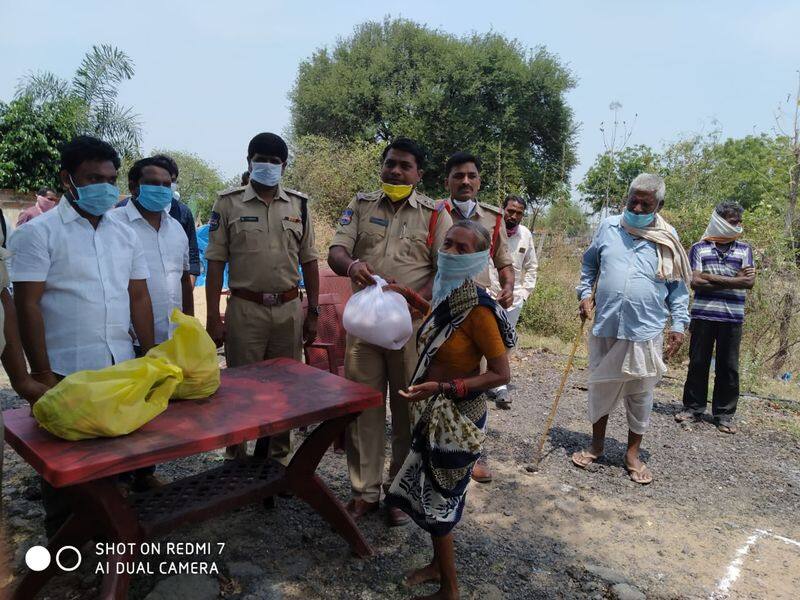 peddapalli district police helping hand poor people over coronavirus pandemic