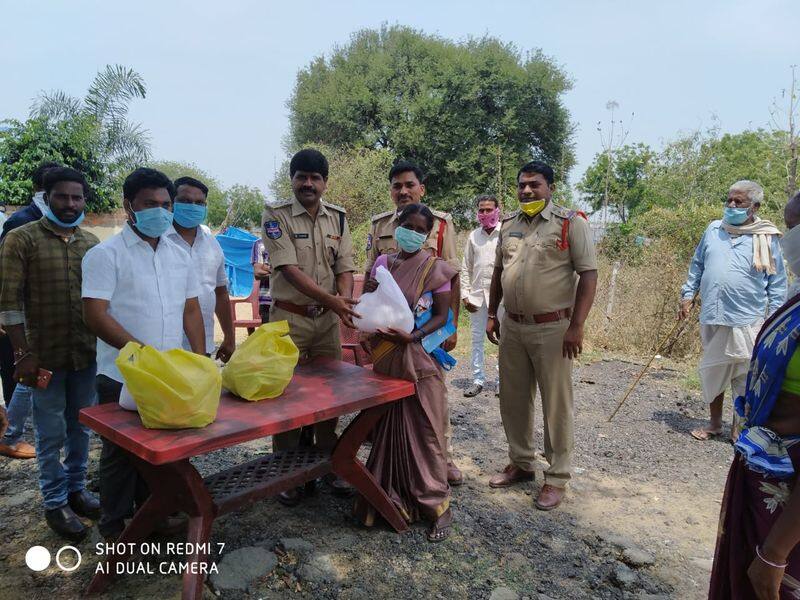 peddapalli district police helping hand poor people over coronavirus pandemic