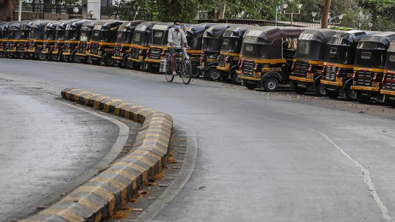 5- रिसर्च और विशेषज्ञों की राय: केंद्र सरकार को ज्यादातर विशेषज्ञों ने लॉकडाउन को बढ़ाने की सलाह दी है। इससे पहले कैम्ब्रिज यूनिवर्सिटी की एक रिसर्च सामने आई थी। इसमें दावा किया गया था कि 21 दिन का लॉकडाउन काफी नहीं है। लॉकडाउन खत्म होने के बाद से तेजी से मामले बढ़ सकते हैं। इस रिसर्च में कहा गया था कि इस लॉकडाउन को 2 या तीन हिस्सों में बढ़ाना कारगार साबित हो सकता है।